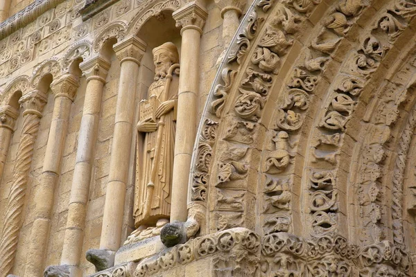 ROCHESTER, Reino Unido: Primer plano en la fachada de la catedral de Rochester y entrada occidental con tallas — Foto de Stock