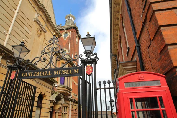 ROCHESTER, Reino Unido - 14 DE ABRIL DE 2017: La entrada al Museo Guildhall — Foto de Stock