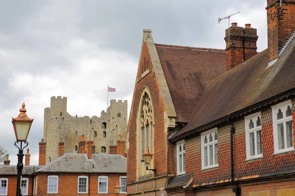 ROCHESTER, Reino Unido: Fachadas coloridas con el Castillo en el fondo —  Fotos de Stock