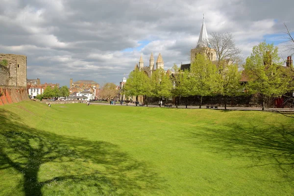 Rochester, Wielka Brytania: Widok na katedrę z zamku z wiosennych kolorach — Zdjęcie stockowe