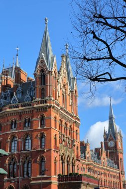 Londra, İngiltere - 28 Şubat 2017: St Pancras tren istasyonu, dış görünümü. Bu bina şimdi St Pancras Renaissance Hotel lüks evler
