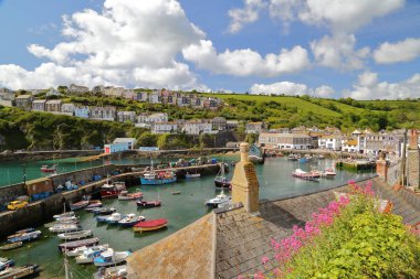 Mevagissey, Cornwall, İngiltere: Mevagissey balıkçı limanı bahar renkleri ile