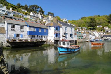 Polperro, Cornwall, İngiltere - 16 Mayıs 2015: Polperro balıkçı limanı