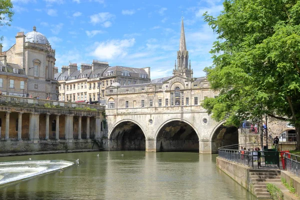 Bath, Uk: The Pulteney Bridge på floden Avon — Stockfoto