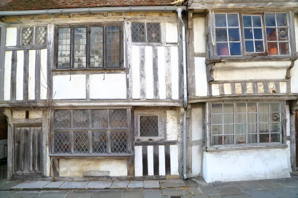 HASTINGS, UK: 16th century timbered framed and medieval houses in Hastings Old Town — Stock Photo, Image