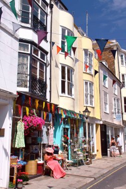 Hastings, İngiltere - 31 Temmuz 2011: Renkli Hastings tarihi kent evlerde bir ticari sokak
