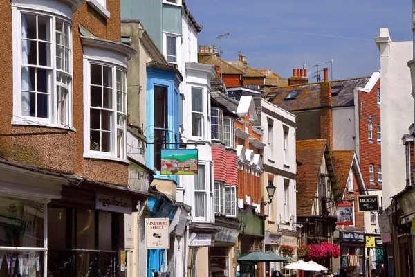 HASTINGS, Reino Unido - 31 de julio de 2011: La popular y comercial calle George Street con Ye Olde Pump House Pub y coloridas casas —  Fotos de Stock