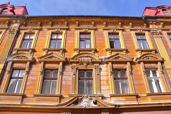 LJUBLJANA, ESLOVÉNIA: Fachada de edifício antigo na cidade velha de Liubliana — Fotografia de Stock