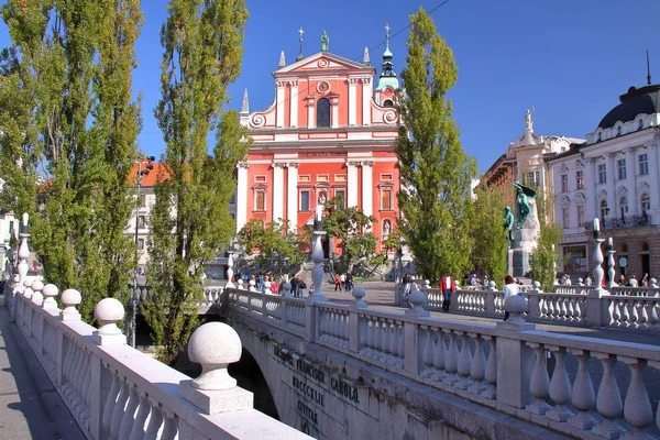 Ljubljana, Slovenien: Kyrkan av bebådelsen och Triple Bridge — Stockfoto