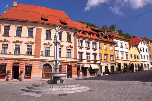 LJUBLJANA, SLOVENIA - 17 SETTEMBRE 2012: Fontana di Ercole con facciate colorate — Foto Stock