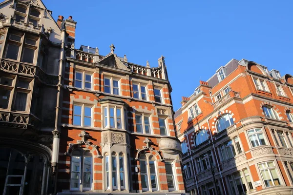 LONDRES, Reino Unido: Ladrillo rojo Fachadas victorianas en el barrio de Westminster — Foto de Stock