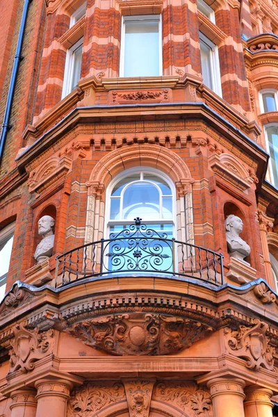 LONDRES, Reino Unido: Detalles de las fachadas de casas victorianas de ladrillo rojo en el distrito de Westminster — Foto de Stock