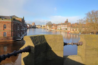 York, İngiltere: Görünüm Skeldergate Köprüsü'nden Ouse Nehri'nin