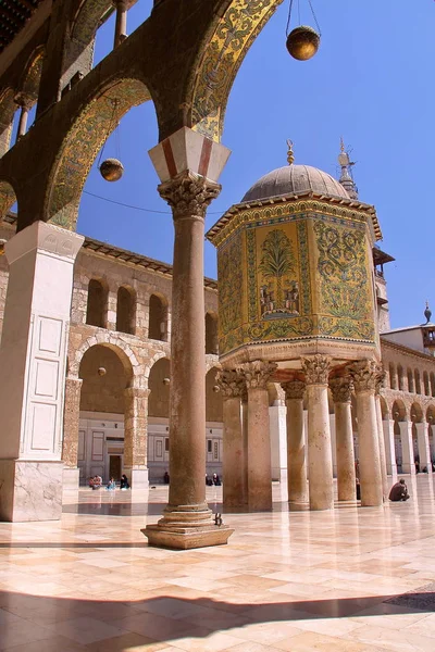 Damaskus, Syrien: Gården av den umayyadiska moskén med kupolen i statskassan — Stockfoto