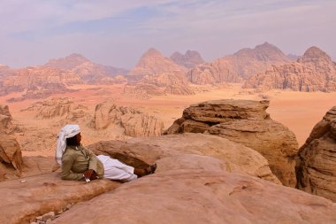 Wadi Rum, Ürdün - 12 Kasım 2010: bir dağın tepesine Wadi Rum çölden bakan biri Ürdün