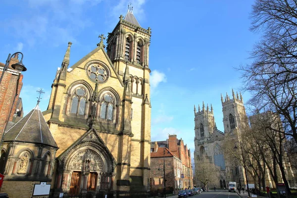 York, Anglia - 2016. február 1.: Szent János katolikus templom és a Minster — Stock Fotó