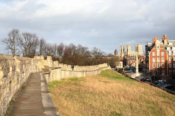 York, Anglie: Městské hradby s The Minster v pozadí — Stock fotografie