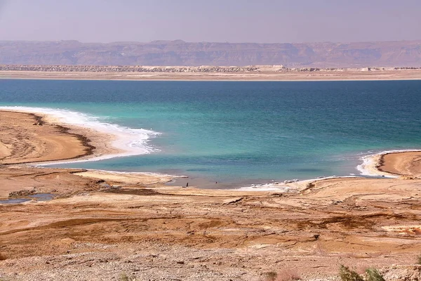 JORDANIA: Vista sobre el Mar Muerto con montañas de Israel en el fondo — Foto de Stock