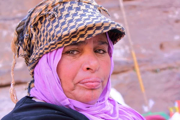 PETRA, JORDANIA - 17 DE NOVIEMBRE DE 2010: Retrato de una mujer beduina con vestido colorido — Foto de Stock