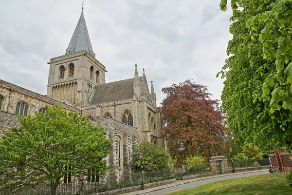 De kathedraal met lente kleuren en bewolkte hemel in Rochester, Verenigd Koninkrijk — Stockfoto