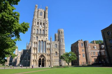Ely, İngiltere - 26 Mayıs 2017: Güneşli bir günde bir kamu bahçe Katedrali'nin önü Batı görünümünü. 