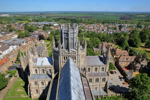 ELY, Reino Unido - 26 de mayo de 2017: Vista aérea de la parte este de la catedral con el octágono en el centro y el campo en el fondo . — Foto de Stock
