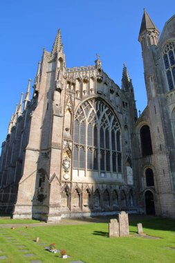Cambridgeshire, Norfolk, İngiltere, Ely Katedrali Kuzey bölümünde Bayan Şapel ve mezarların ön planda Dış cephesi ile geniş açı bir görünümünü