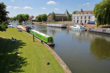 Ely, İngiltere - 26 Mayıs 2017: Great Ouse Nehri'nin ve geleneksel evleri demirli mavnalar yaylı Riverside'ta