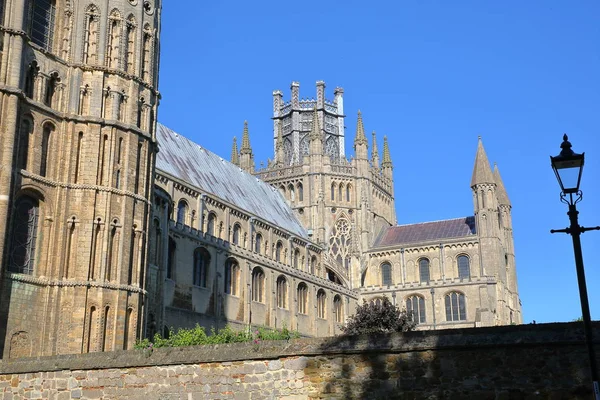 Vista de la parte sur de la Catedral de Ely en Cambridgeshire, Norfolk, Reino Unido — Foto de Stock