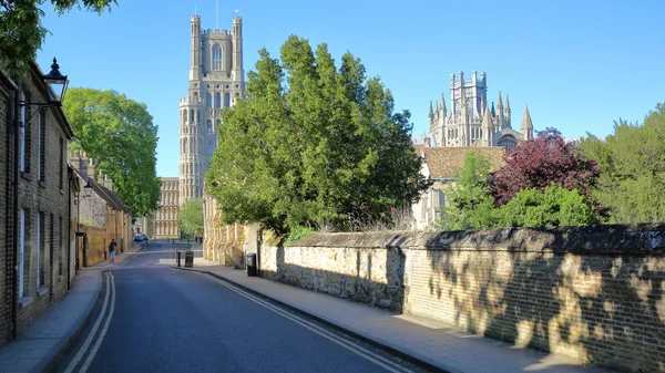 Weergave van het Zuid-deel van de kathedraal van The Gallery Street in Ely, Cambridgeshire, Norfolk, Verenigd Koninkrijk — Stockfoto