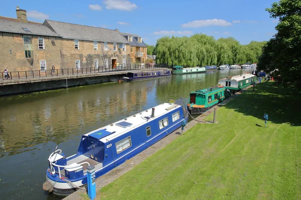 ELY, UK - MAY 26, 2017: The riverside in Spring with moored barges on the Great Ouse river and traditional houses — Stock Photo, Image