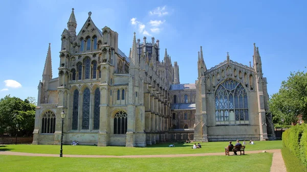 Ely, Verenigd Koninkrijk - 26 mei 2017: Uitzicht op het oostelijke deel van de kathedraal vanuit een openbare tuin met mensen die genieten van een zonnige dag — Stockfoto