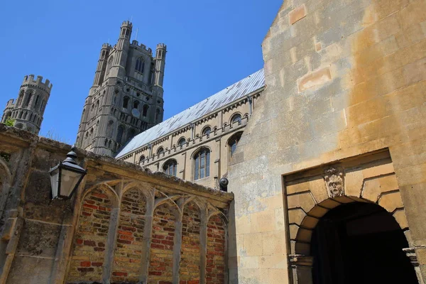 La entrada de la parte sur de la Catedral de Ely en Cambridgeshire, Norfolk, Reino Unido — Foto de Stock