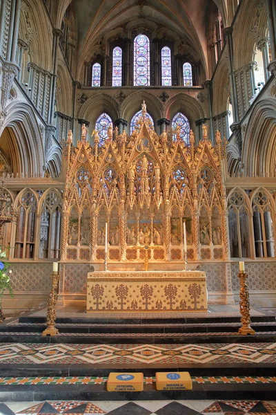 ELY, UK - MAY 26, 2017: The interior of the Cathedral - the Altar. — Stock Photo, Image