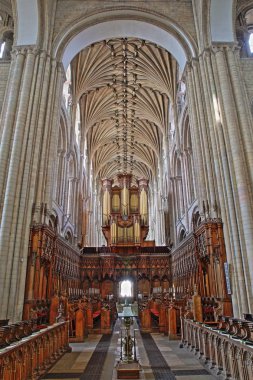 Norwich, İngiltere - 5 Haziran 2017: Tonoz ve sütunlar ile katedral içinde koro