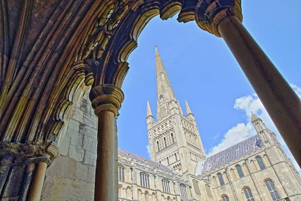 Norwich, Verenigd Koninkrijk - 3 juni 2017: Uitzicht op de kathedraal van één van de bogen van het klooster — Stockfoto