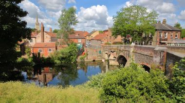 Norwich, İngiltere - 4 Haziran 2017: Bishop Gate Köprüsü Kulesi ve kulenin içinde belgili tanımlık geçmiş Katedrali ile Wensum Nehri üzerinde