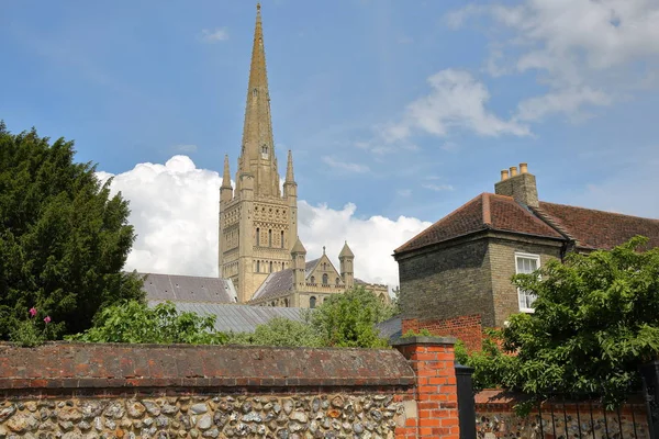 De toren en de toren van de kathedraal van Norwich met een mooie hemel in Norwich, Norfolk, Verenigd Koninkrijk — Stockfoto