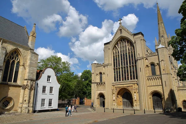 Norwich, Verenigd Koninkrijk - 3 juni 2017: Weergave van de westelijke ingang van de kathedraal met een mooie hemel — Stockfoto
