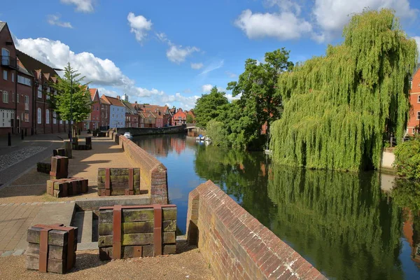 La orilla del río (río Wensum) en Norwich (Norfolk, Reino Unido) con casas coloridas en el lado izquierdo y el puente de Fye en el fondo —  Fotos de Stock