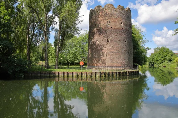 La torre de la vaca en la orilla del río (río Wensum) en Norwich, Norfolk, Reino Unido — Foto de Stock