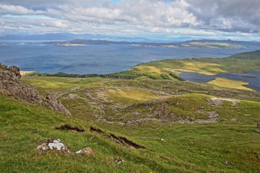 Storr Loch Leathan ve arka plan, Isle of Skye, Highlands, İskoçya, İngiltere'de Raasay Adası ile genel görünümü