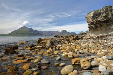Elgol plaj Loch Scacaig, Isle of Skye, Highlands, İskoçya, İngiltere genelinde siyah Cuillin dağ aralığından görünümünü
