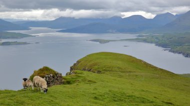 Doğru An ipuçları Yarımadası ve Güney, Isle of Skye, Highlands, İskoçya, İngiltere'de dağ Ben Tianavaig üzerinden görüntülemek