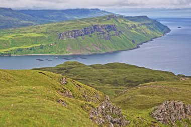 Dağ Ben Tianavaig doğru Trotternish Yarımadası ve Storr yaşlı adam ile arka planda, Isle of Skye, Highlands, İskoçya, İngiltere üzerinden görüntülemek