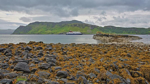 Στον κόλπο Portree με το νησάκι της Sgeir Mhor στο προσκήνιο και ένα πολύχρωμο αιγιαλού, Σκάι, Χάιλαντς, Σκωτία, Ηνωμένο Βασίλειο — Φωτογραφία Αρχείου