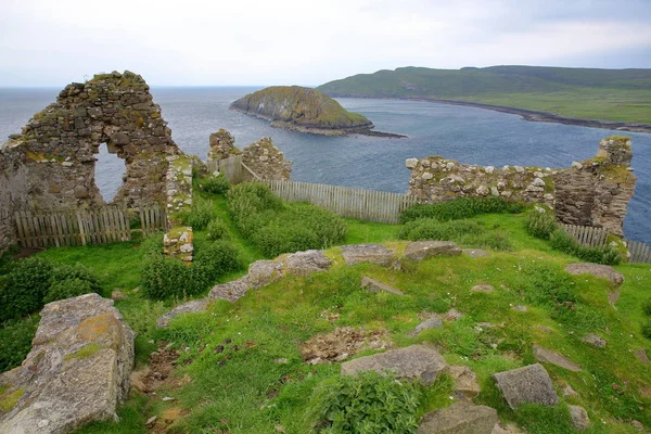 Τα ερείπια του κάστρου Duntulm με Tulm νησί στο παρασκήνιο στο βόρειο τμήμα της χερσονήσου του Trotternish, Σκάι, Χάιλαντς, Σκωτία, Ηνωμένο Βασίλειο — Φωτογραφία Αρχείου