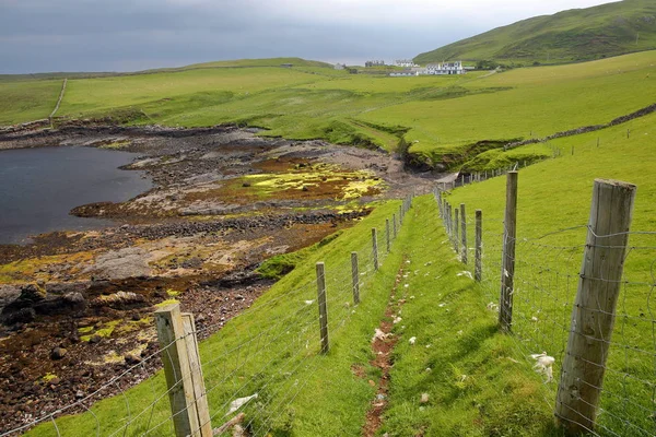 Ένα παραλιακό μονοπάτι που οδηγεί στην πολύχρωμη παραλία του Duntulm κόλπου, στο βόρειο τμήμα της χερσονήσου του Trotternish, Σκάι, Χάιλαντς, Σκωτία, Ηνωμένο Βασίλειο — Φωτογραφία Αρχείου