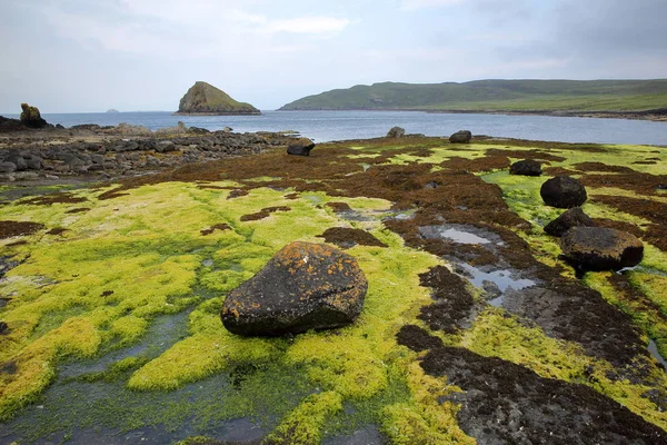 Θέα από το νησί Tulm από το πολύχρωμο παραλία του κόλπου Duntulm στο βόρειο τμήμα της χερσονήσου του Trotternish, Σκάι, Χάιλαντς, Σκωτία, Ηνωμένο Βασίλειο — Φωτογραφία Αρχείου