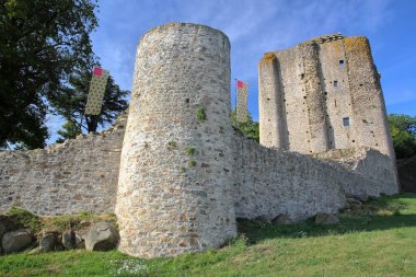 Yıkık kale Pouzauges, Vendee, Fransa